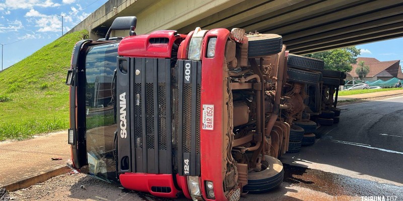 Carreta tomba após ser fechada por outro veículo e bombeiros controlam vazamento embaixo do viaduto em Foz do Iguaçu